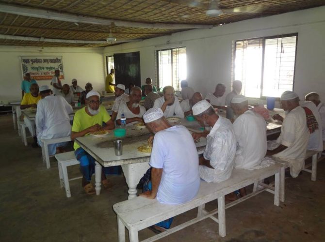 Distributing lunch at an old home