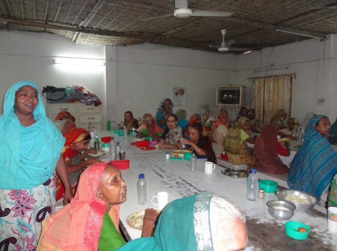 Distribution of lunch in a old home